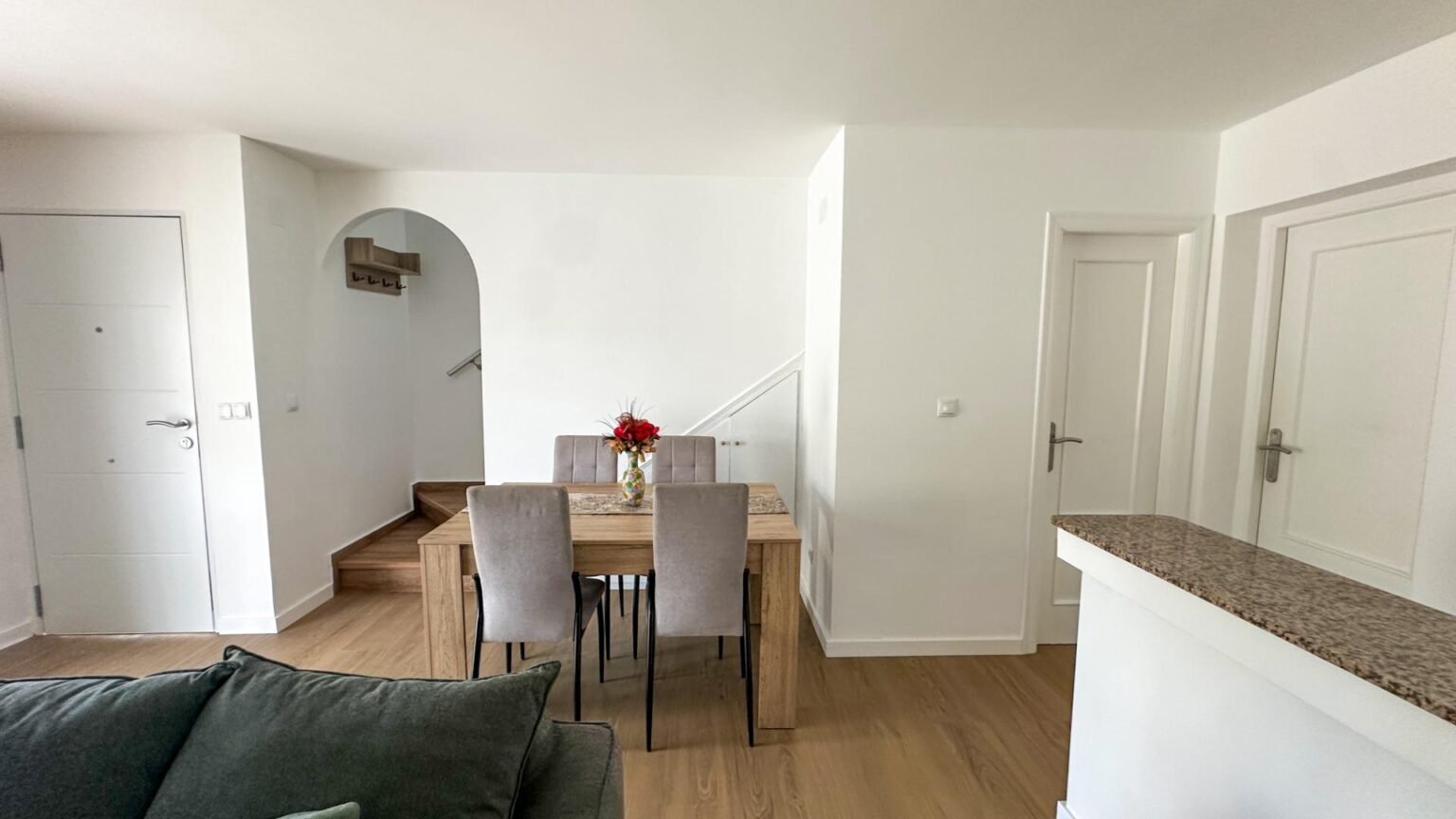 Comedor moderno con acceso al salón