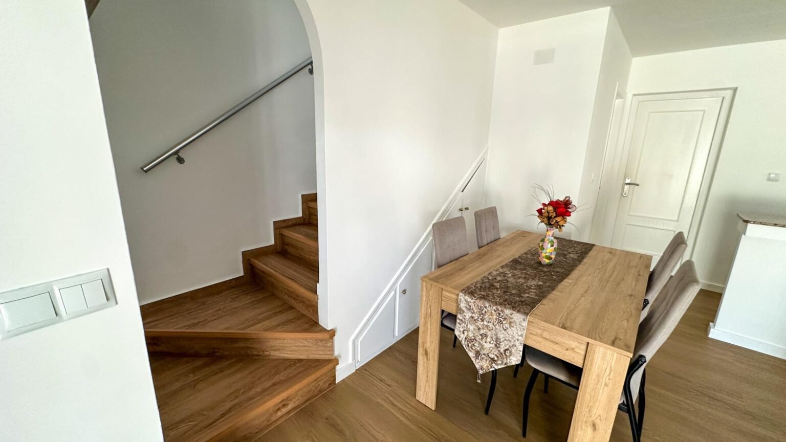 Comedor con escaleras visibles