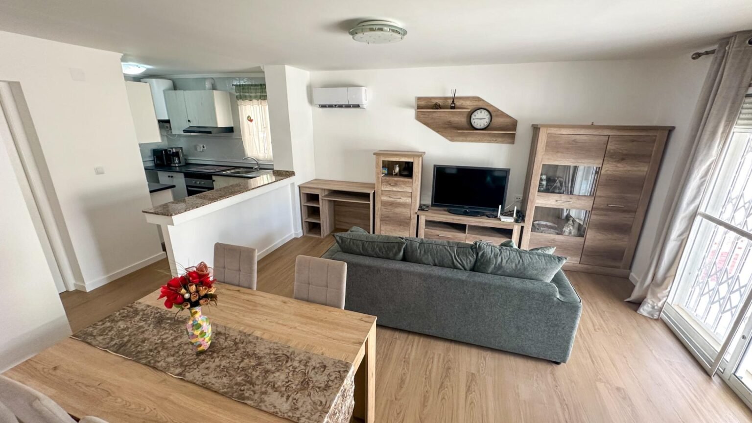 Sala de estar y cocina moderna