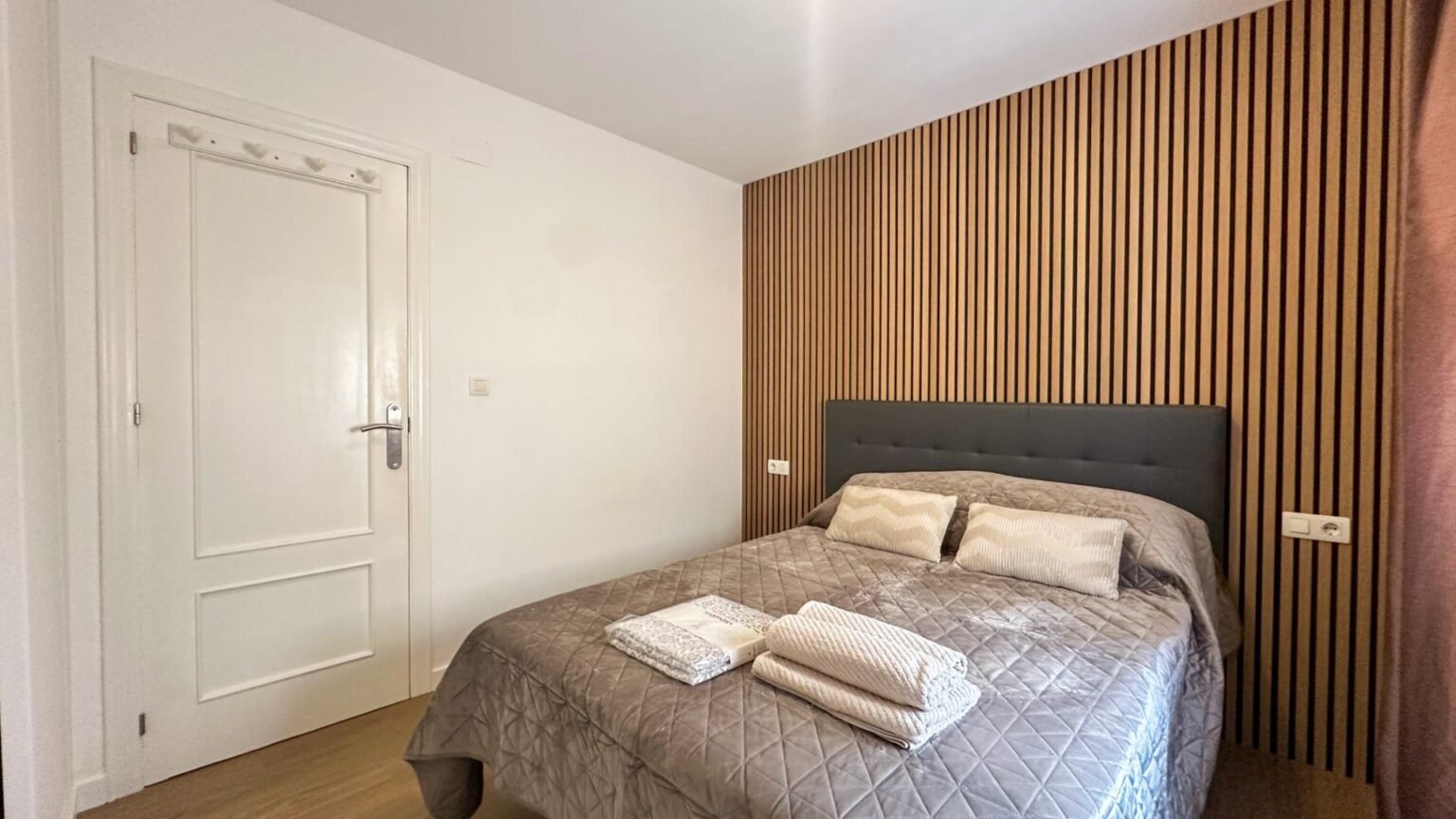 Habitación moderna con pared de madera