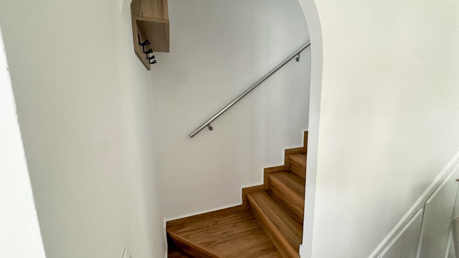 Escalera de madera en pasillo