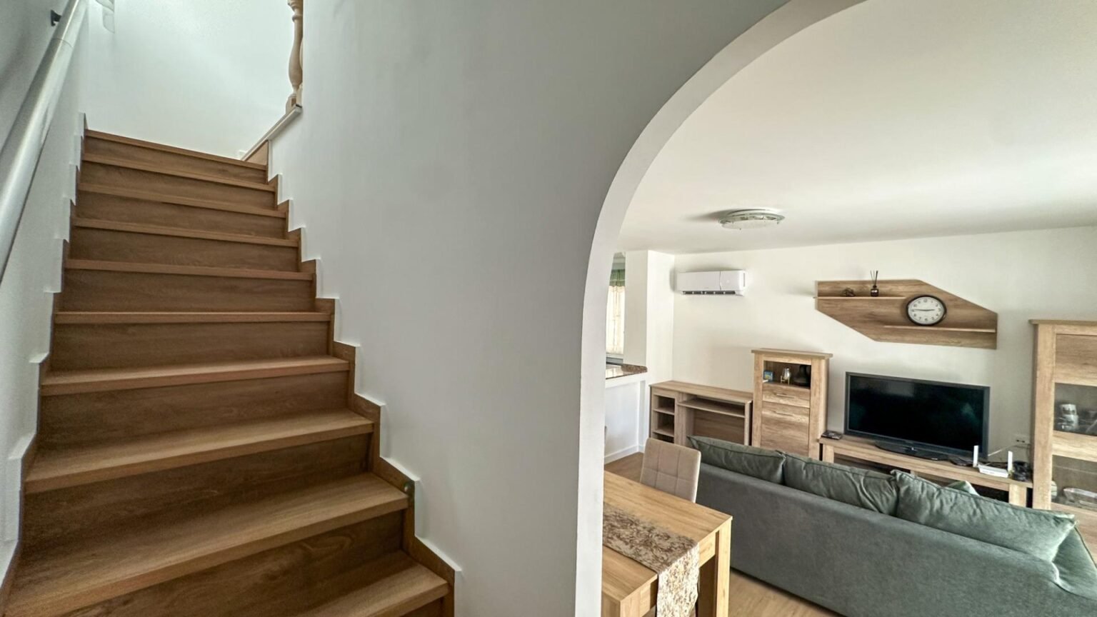 Escalera hacia una sala de estar