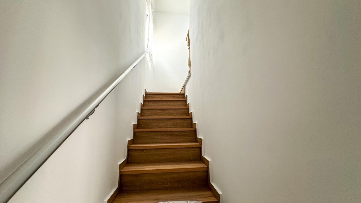 Escalera iluminada con barandilla