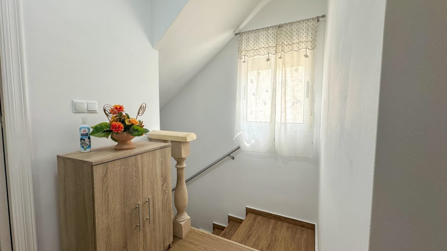 Escalera con decoración floral