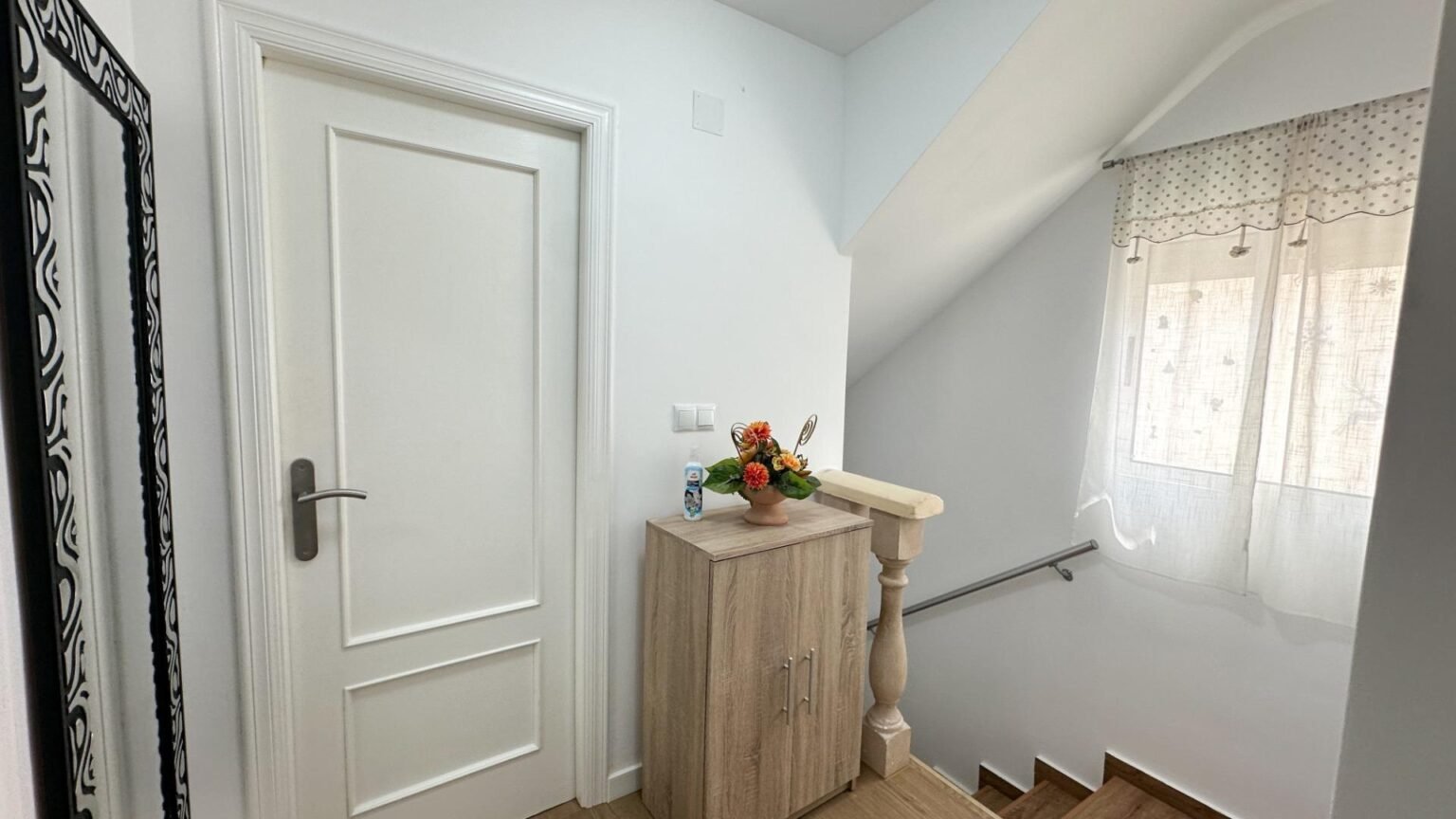 Escalera con decoración minimalista
