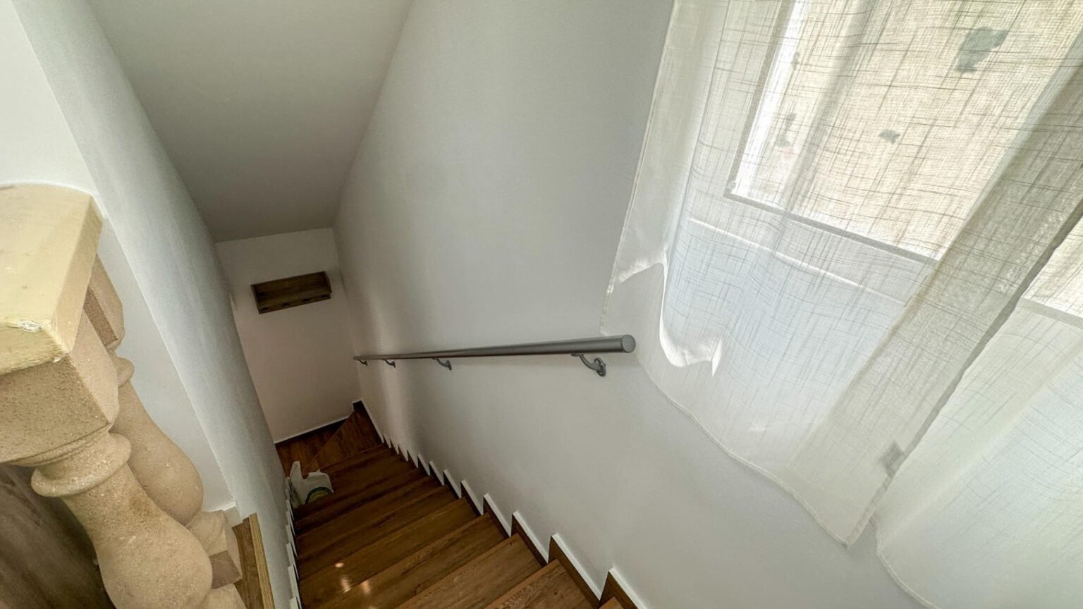 Escalera con barandilla y ventana