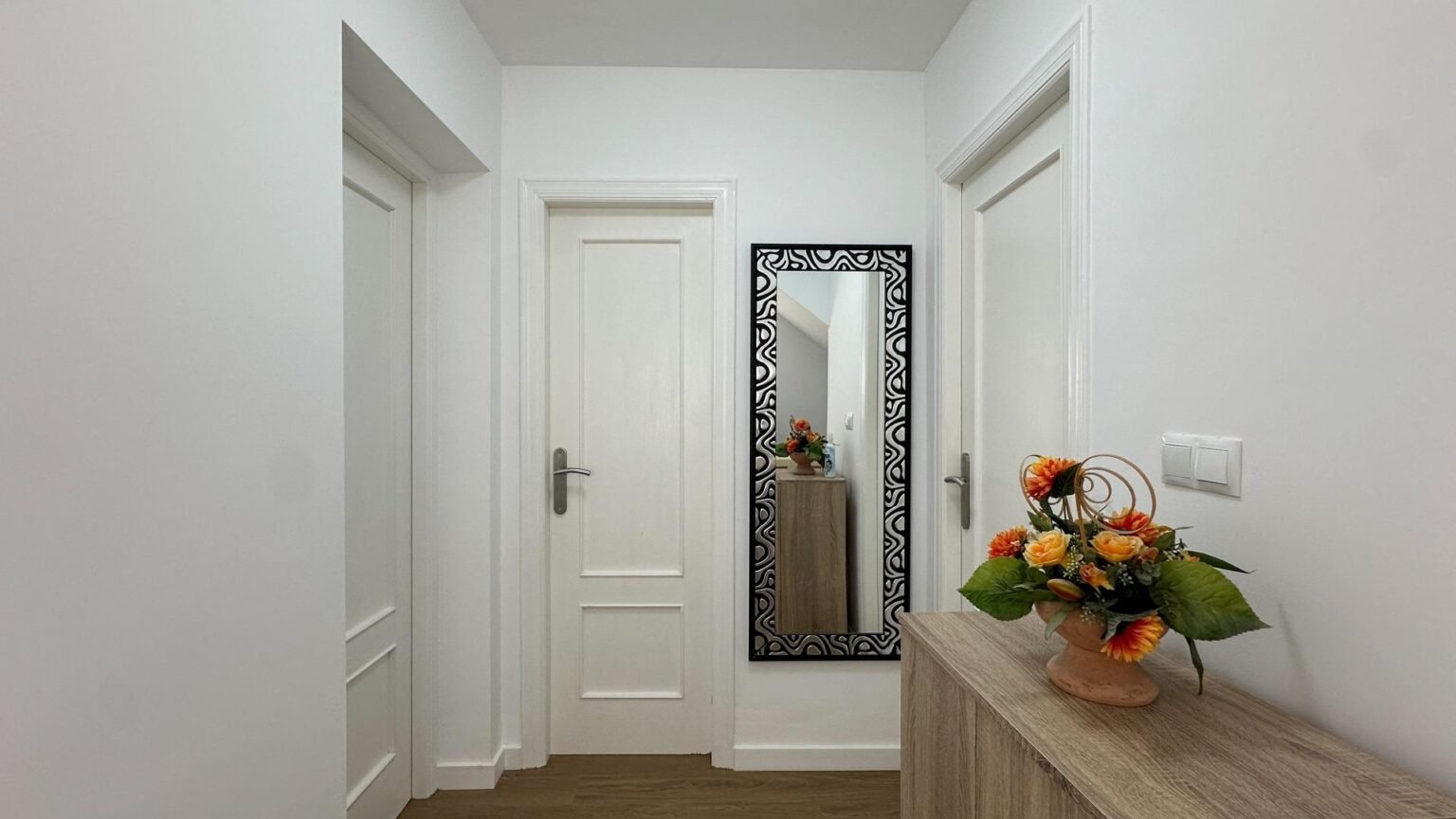 Pasillo moderno con decoración floral