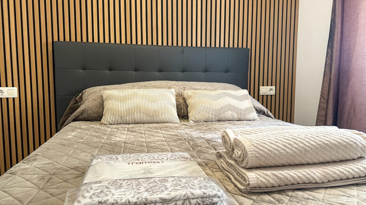 Cama con sábanas y almohadas