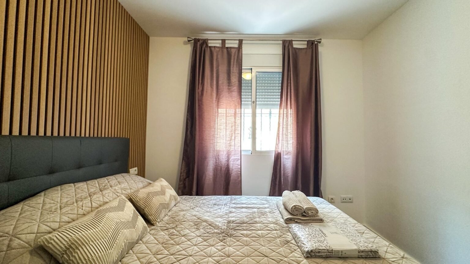 Dormitorio moderno y acogedor