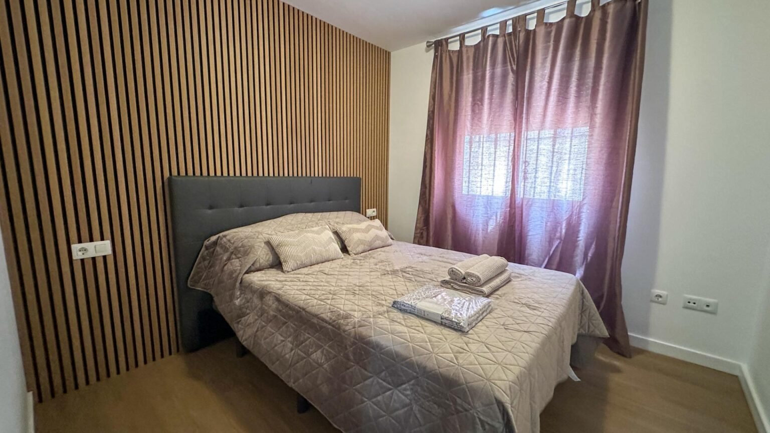 Habitación moderna con diseño acogedor