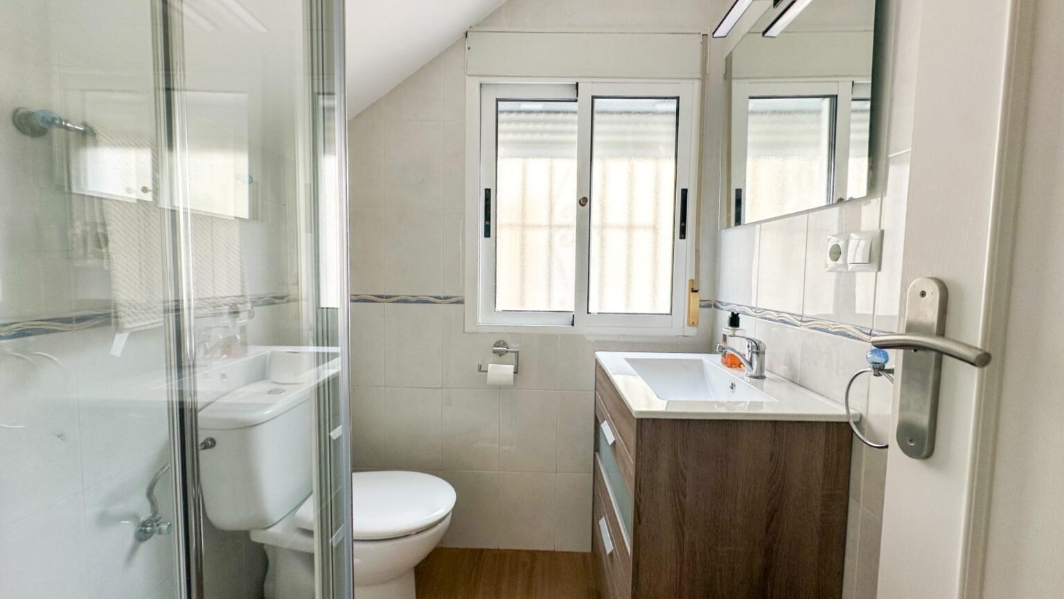 Baño moderno y luminoso
