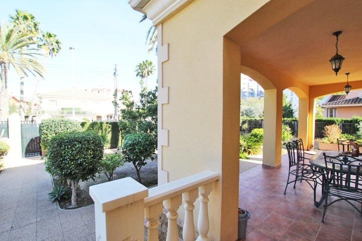 Terraza con jardín y palmeras