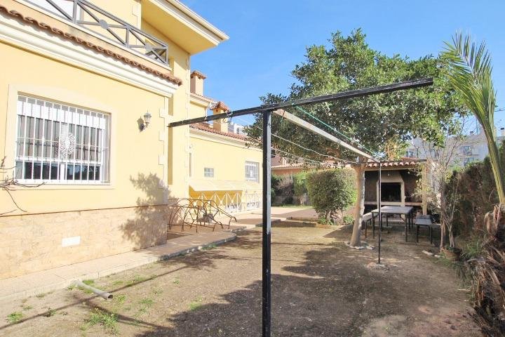 Jardín con estructura metálica