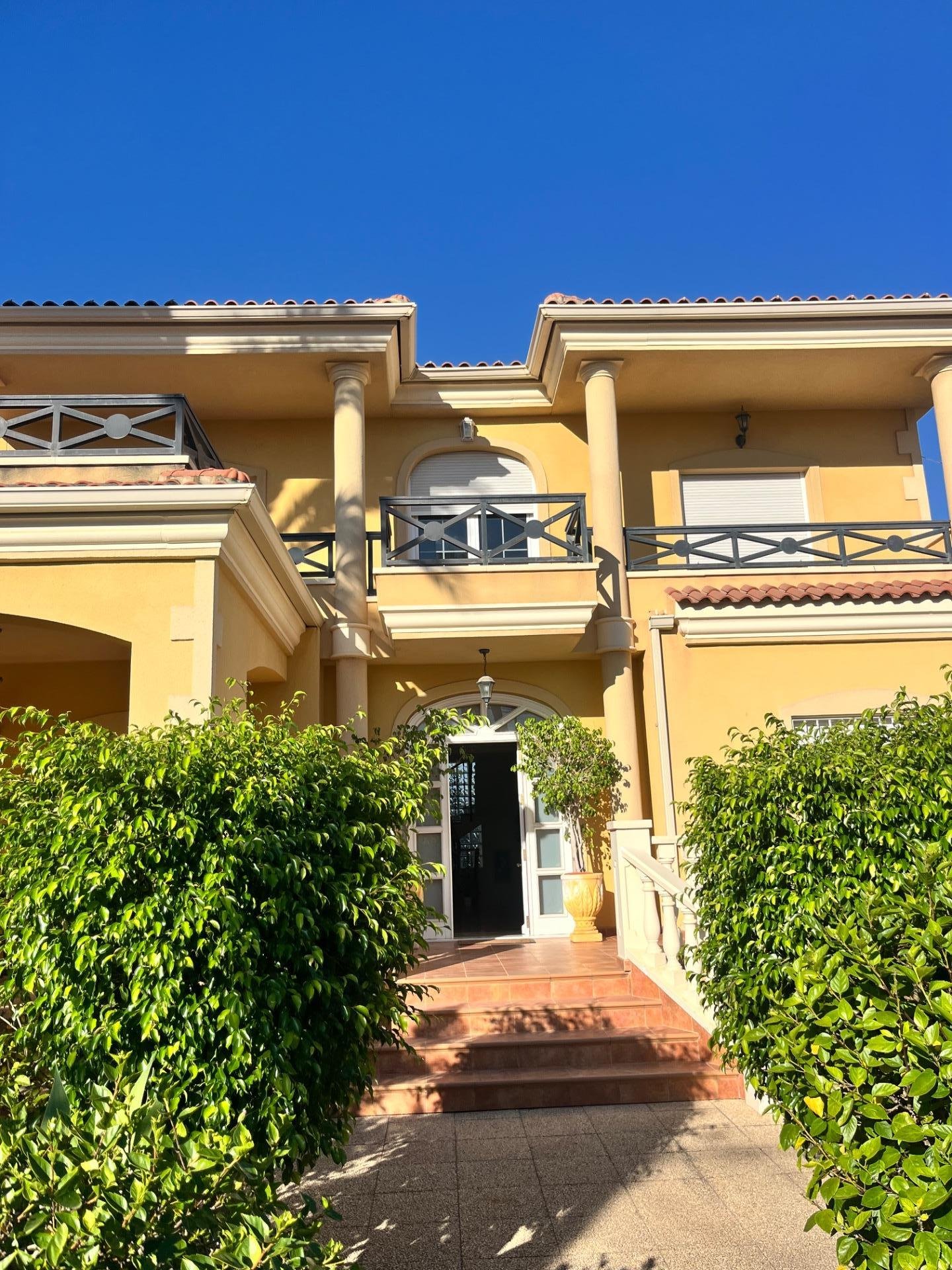 Casa con jardín en un día soleado