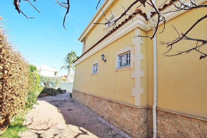 Pasillo junto a la casa