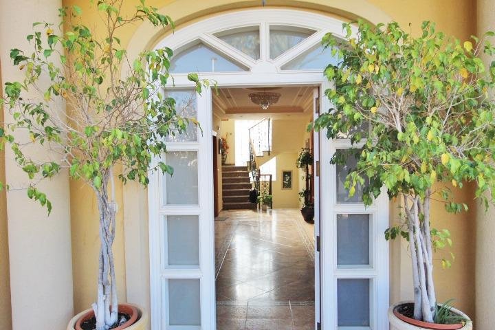 Entrada a un edificio con plantas