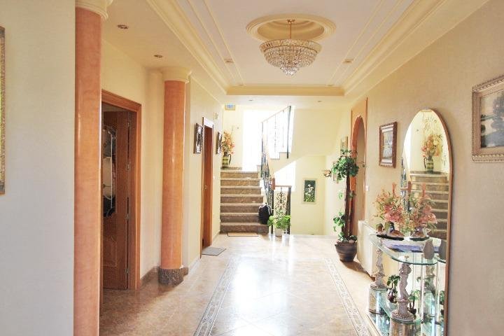 Pasillo elegante con escaleras
