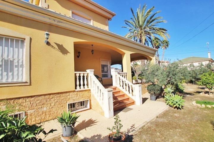 Casa con jardín y entrada amplia