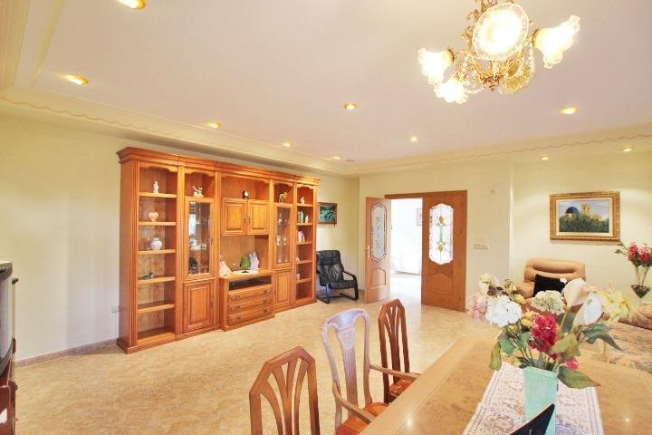 Sala de estar con muebles de madera