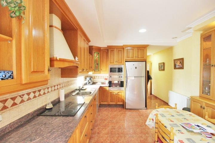 Cocina moderna con muebles de madera