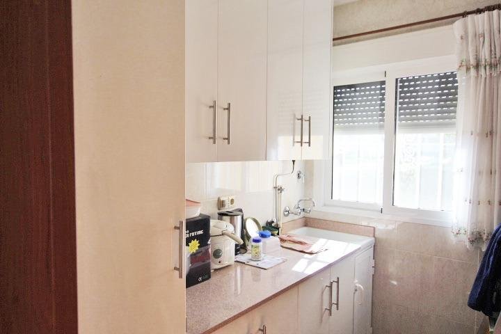 Cocina pequeña con muebles blancos