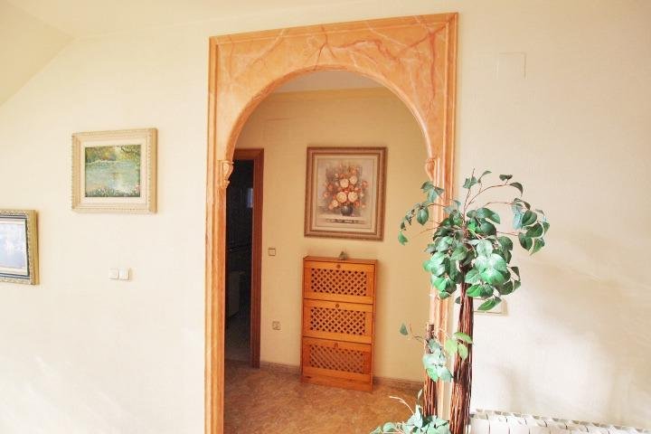 Entrada con arco decorativo