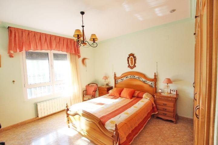 Habitación luminosa con cama doble