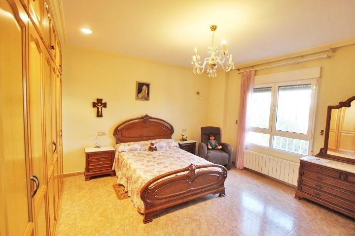 Habitación amplia y luminosa