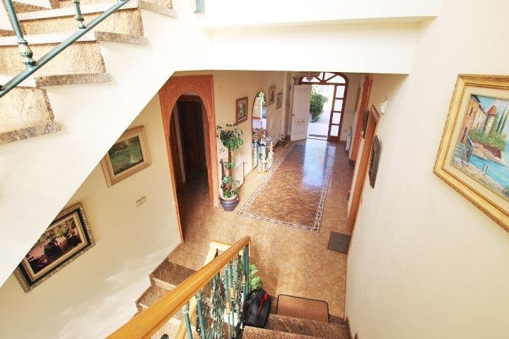 Escalera en un hogar acogedor