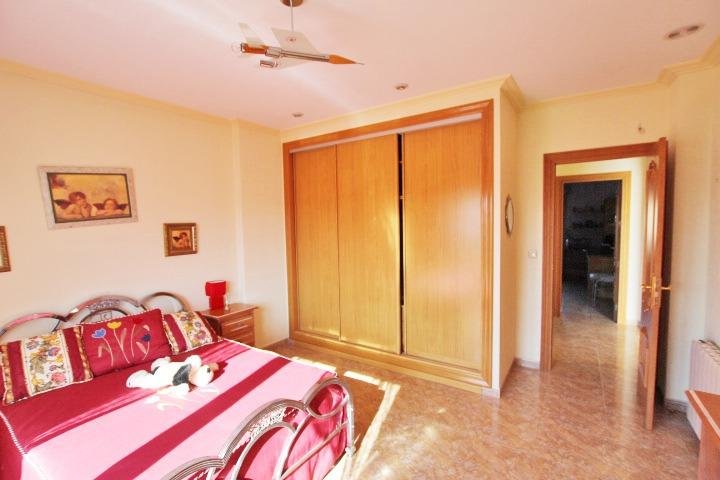 Habitación con cama y armario