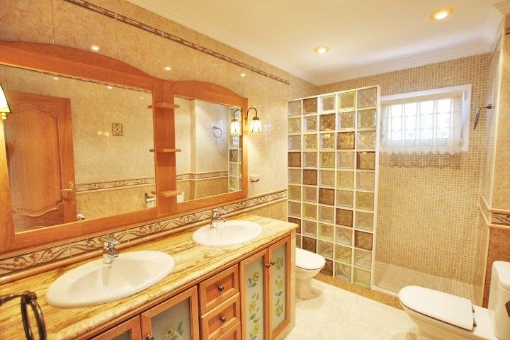 Baño moderno con lavabo doble