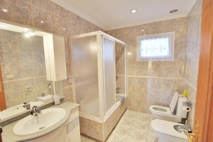 Baño moderno y luminoso