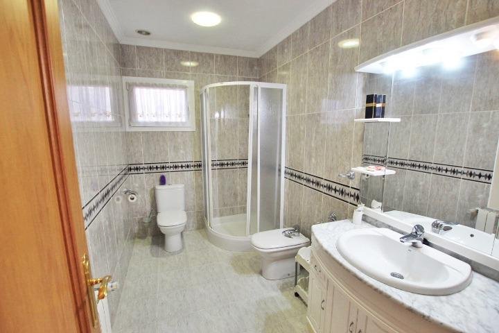 Baño moderno y luminoso