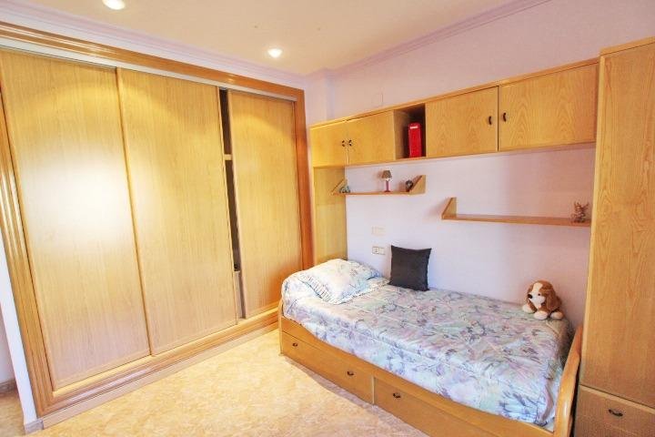 Habitación juvenil con muebles de madera