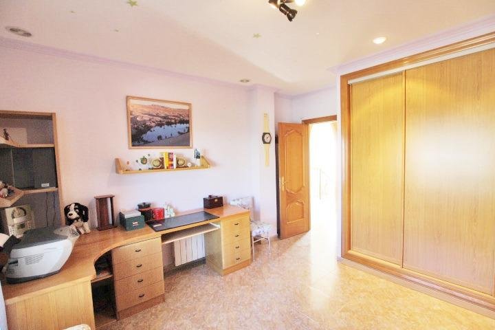 Oficina en casa con muebles de madera