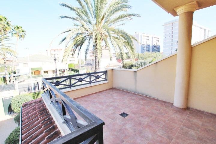 Terraza iluminada con palmeras