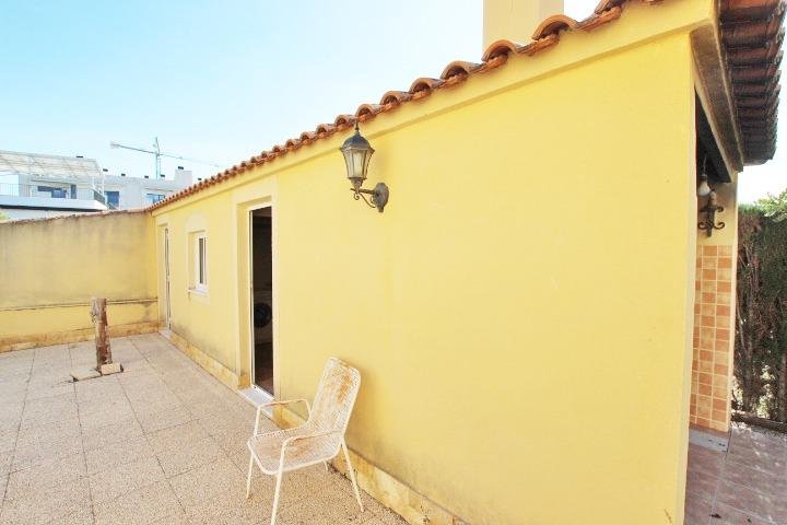 Fachada amarilla de una casa