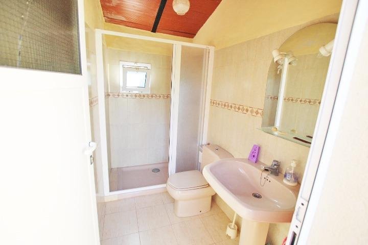 Baño moderno y bien iluminado