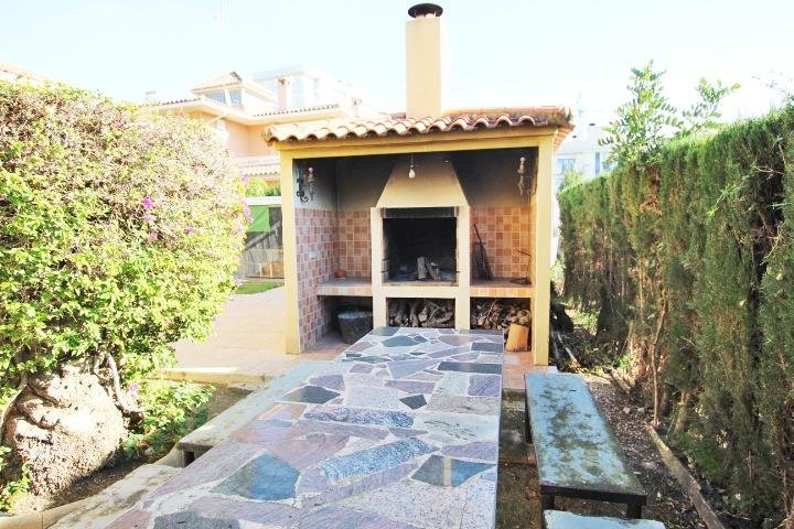 Asador en jardín con mesa