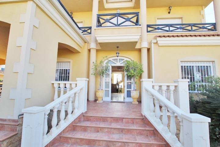 Entrada de una casa elegante
