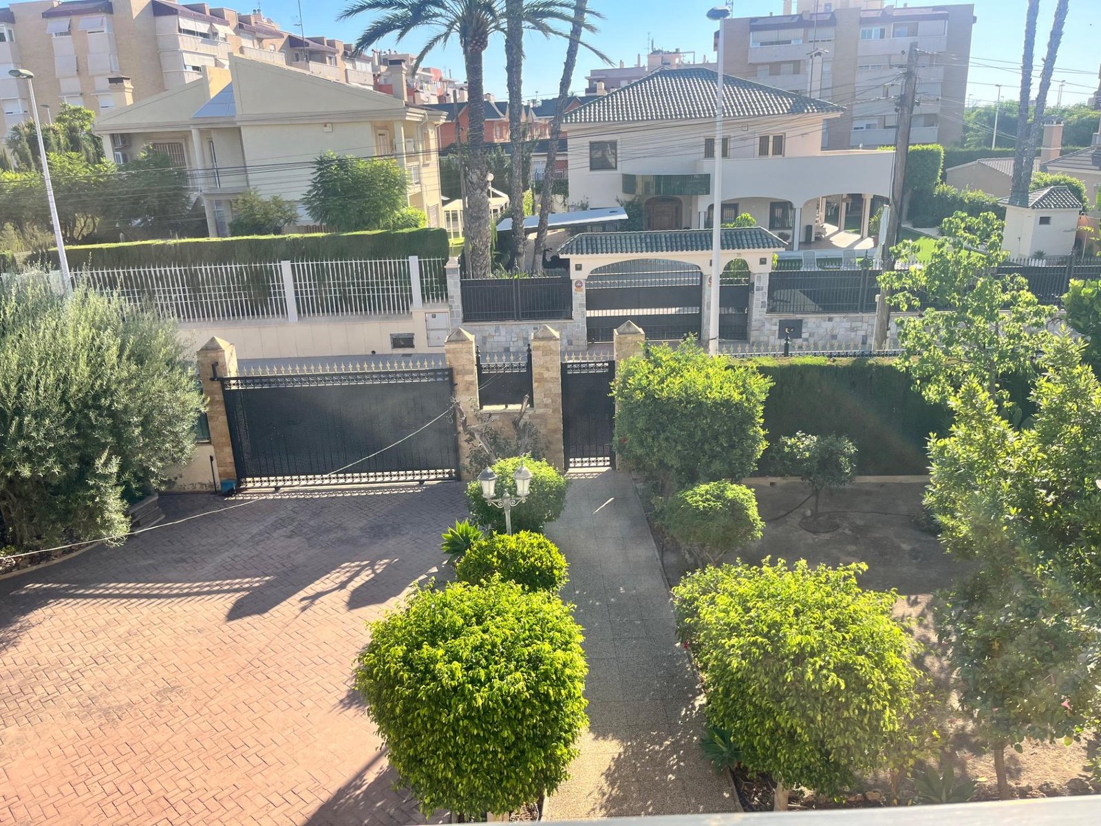 Jardín con entrada y puertas