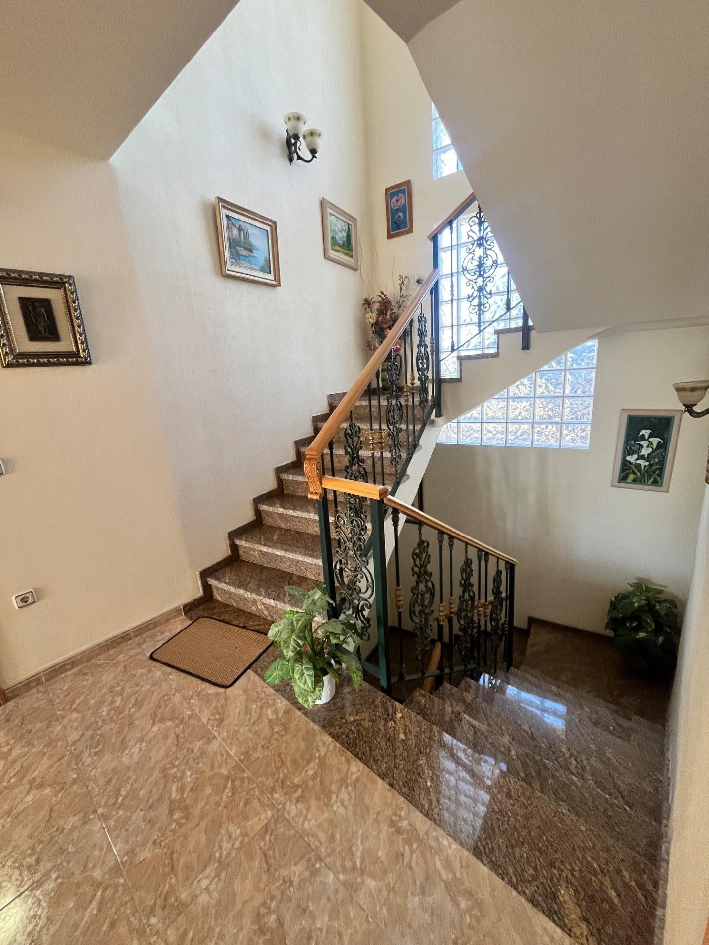 Escalera con decoración interior