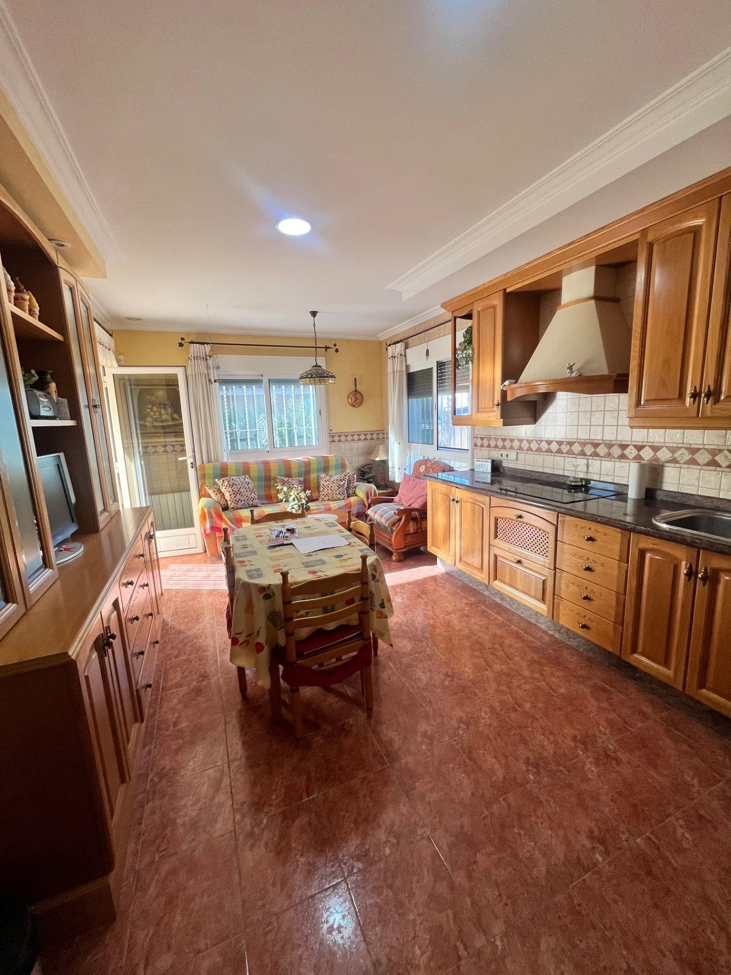 Cocina y sala de estar acogedora