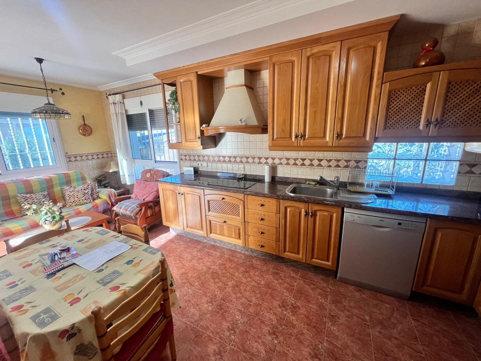 Cocina acogedora con muebles de madera