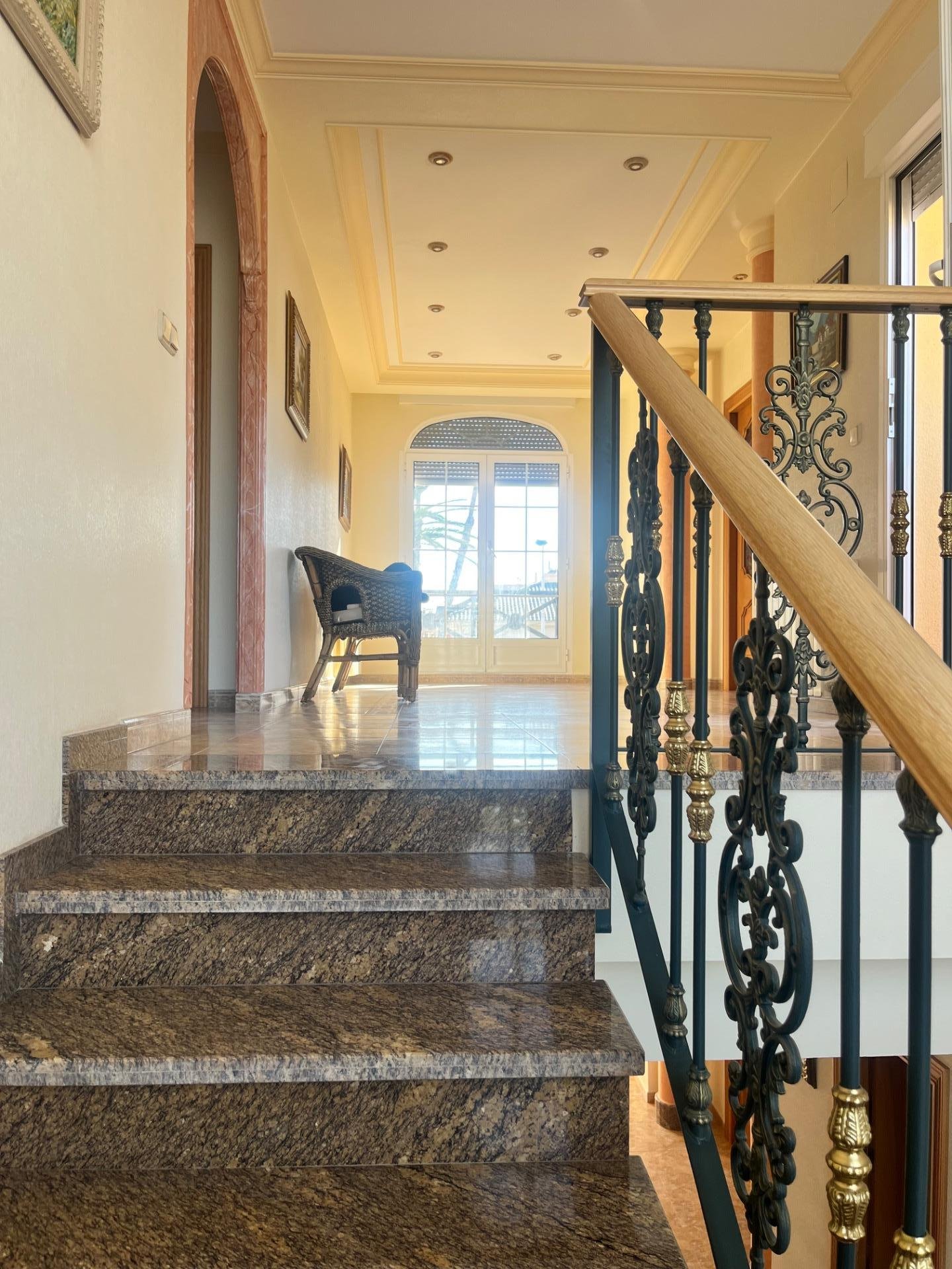 Escalera con barandilla decorativa