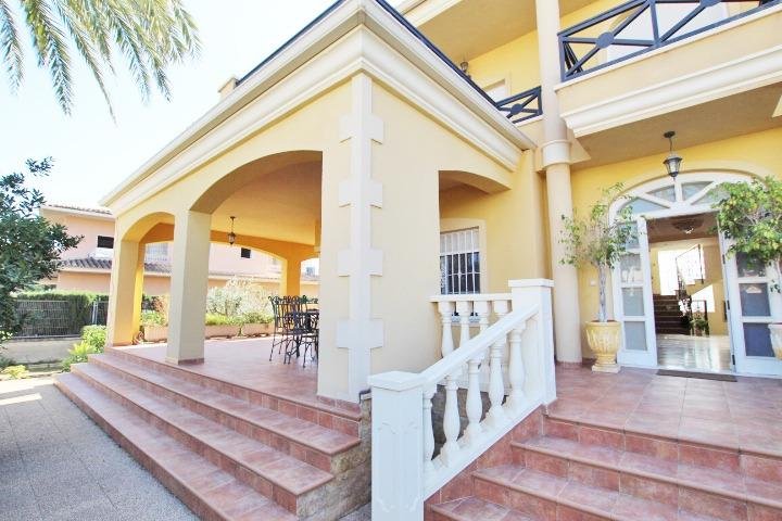 Fachada de casa con entrada
