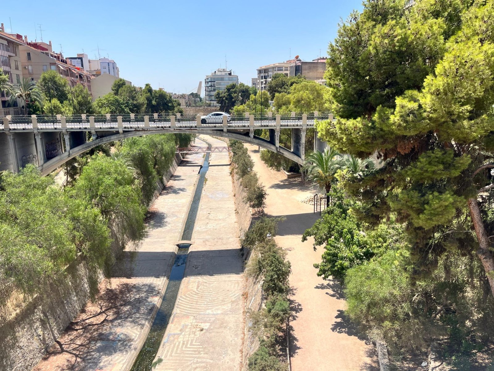 Puente sobre un río en la ciudad