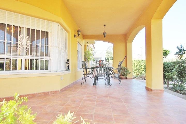 Terraza con muebles de exterior