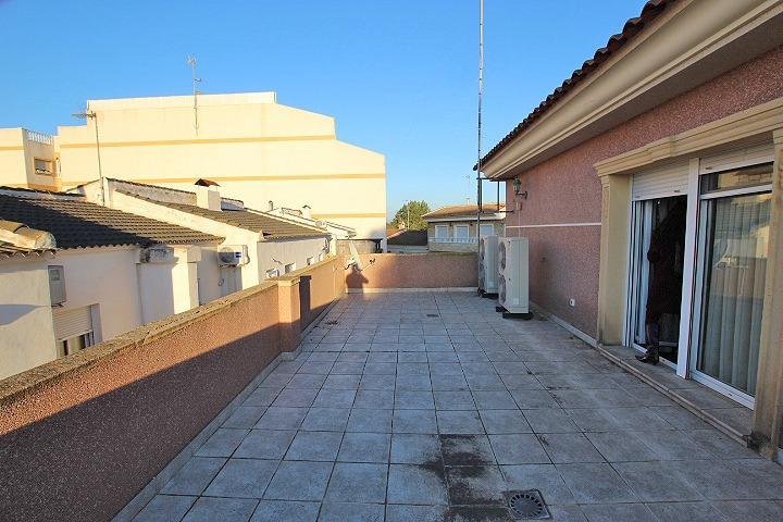 Terraza amplia en edificio urbano