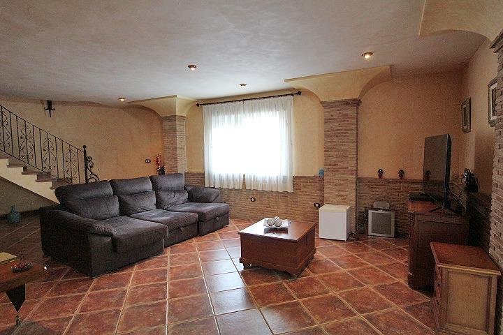 Sala de estar con muebles confortables
